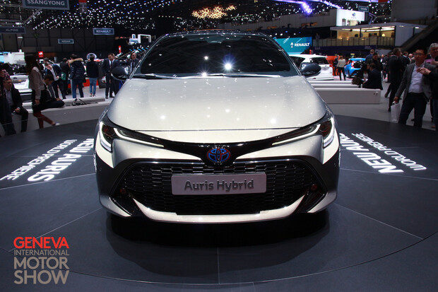 Auris vypadá opravdu sportovně a nabídne dvě varianty hybridního pohonu