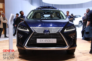 Lexus zvětšil RX, které nově uveze až sedm lidí. Designově je o to zajímavější