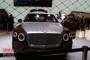 Rozjímejte se sklenicí v ruce, zatímco řidič dává vaše Bentley nabíjet 