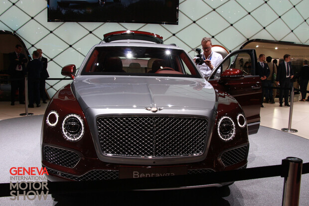 Rozjímejte se sklenicí v ruce, zatímco řidič dává vaše Bentley nabíjet 