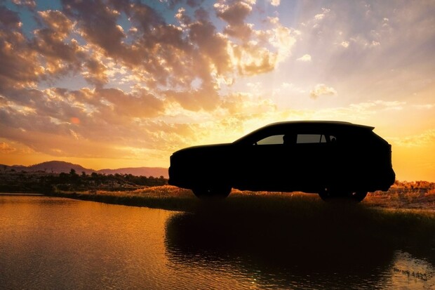 Toyota RAV4 už se klube na svět. Ukázala svoji siluetu