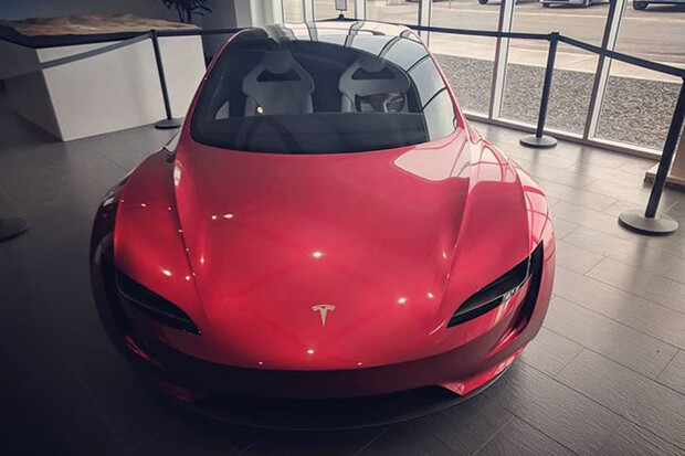 Tesla Roadster dorazí později, oficiálně to potvrdil Elon Musk