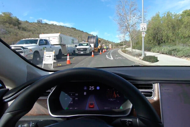 Tesly dostaly Autopilot 2.0. Takhle si poradí s průjezdem opravovaného úseku silnice