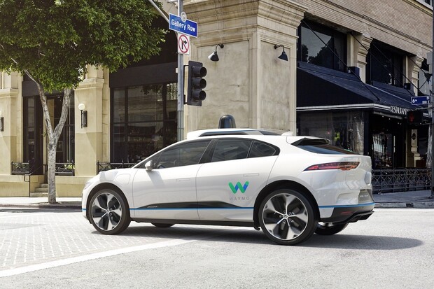 Robotické taxíky Waymo míří do hlavního města USA 