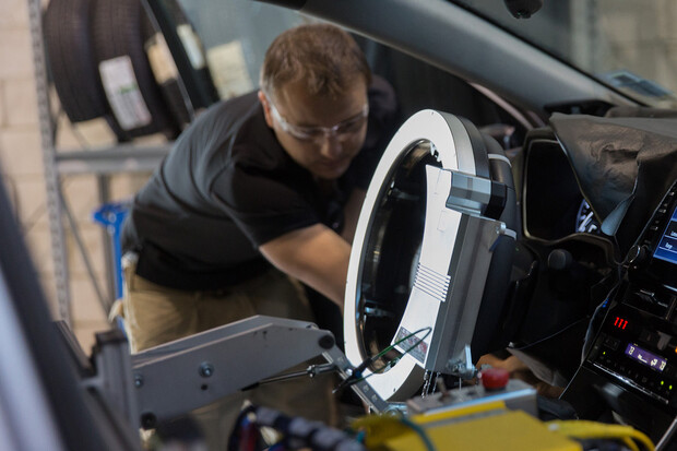 Lidskou práci svěřuje robotům i Toyota. Jsou prý spolehlivější i efektivnější