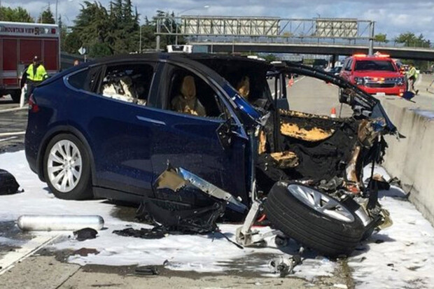 Smrtelná nehoda Tesly  Model X dalším selháním autonomního řízení?
