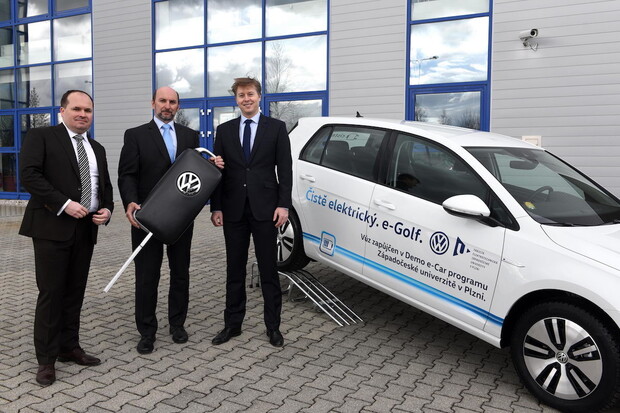 Západočeská univerzita v Plzni dostane e-Golf. Jezdit budou nejpilnější studenti