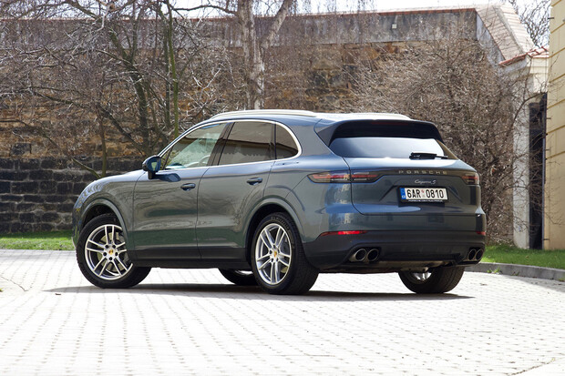 Maskované a plně elektrické Porsche Cayenne Coupe podstupuje další testy