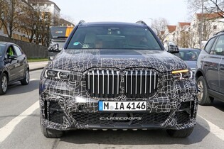 První fotka interiéru BMW X7 je tady. Vypadá úplně jinak než u ostatních modelů