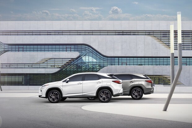 Lexus RX dostal navíc pár centimetrů a dvojici sedadel. Prý budou i na dlouhé cesty