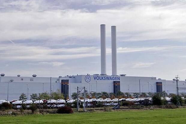 Volkswagen vyrobí půl milionu baterií ročně. Zásobovat bude celý koncern