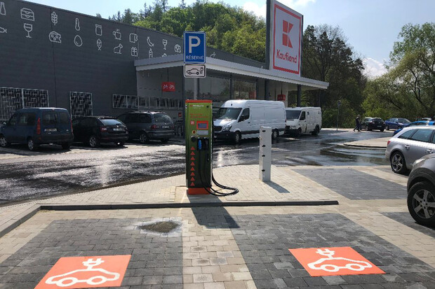Auto si brzy nabijete i během nákupu v prodejnách Kaufland, už nyní v té kuřimské