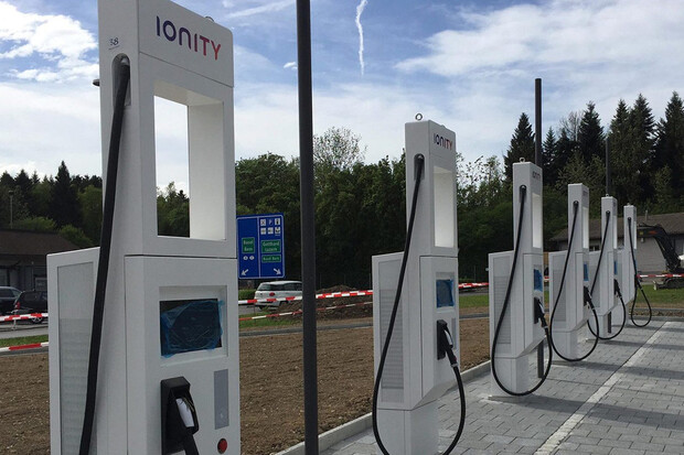 Společnosti IONITY už rostou nabíjecí stanice. Výkon je 350 kW