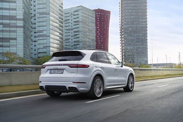 Na elektrické SUV od Porsche si chvilku počkáme. Bude blíže Macanu než Cayenne