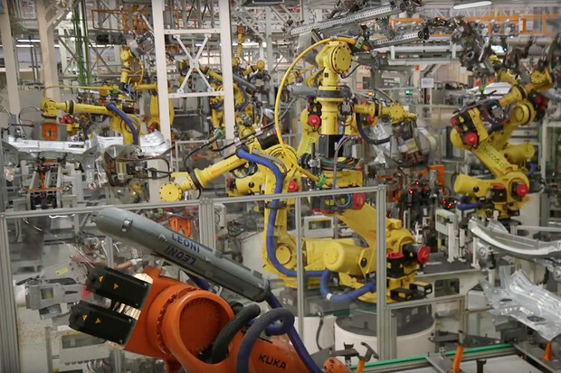 Podívejte se na práci 2 tisíc robotů v martorellské karosárně SEATu