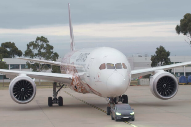Potřebujete odtáhnout Boeing 787-9 Dreamliner? Stačí Tesla Model X P100D