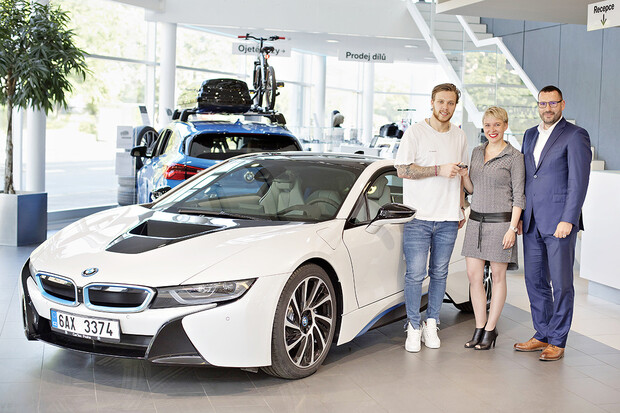 Hokejista David Pastrňák si bude dovolenou užívat s BMW i8