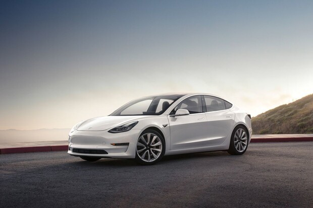 Každým 7. prodaným elektromobilem za rok 2019 byla Tesla Model 3