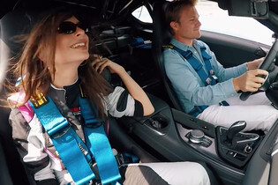 Nico Rosberg pořád umí. Emily Ratajkowski to poznala na vlastní kůži