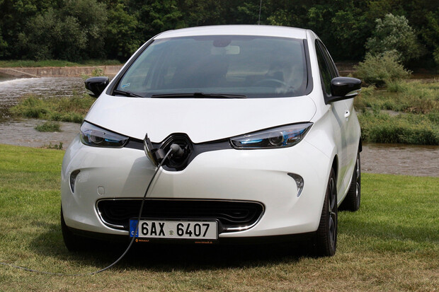 Elektrický Renault ZOE se začíná prodávat v Česku. Dojezd má přes 300 km