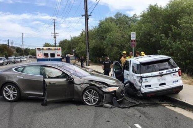 Tesla v Kalifornii narazila do policejního auta. Před nehodou jela na Autopilota