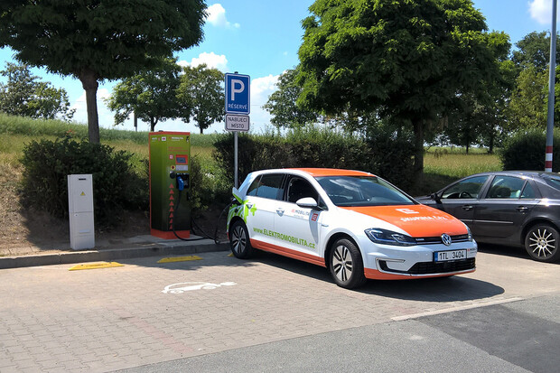 Elektromobil si nabijete i v Kolíně. Kaufland rozšiřuje pobočky s nabíjecí stanicí