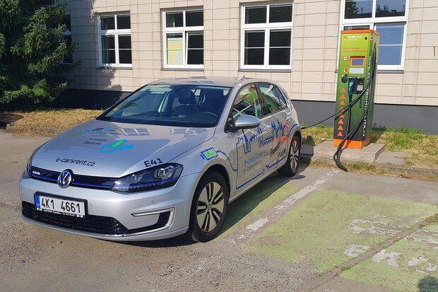 ČEZ v problémech. Už více než den nefungují rychlonabíječky