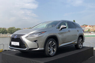 Poprvé za volantem Lexusu RX 450h L