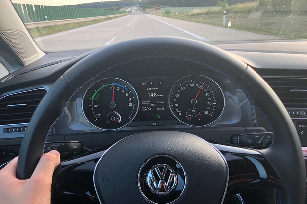 Se starším Volkswagenem e-Golf na dálnici. Pohoda, nebo peklo?