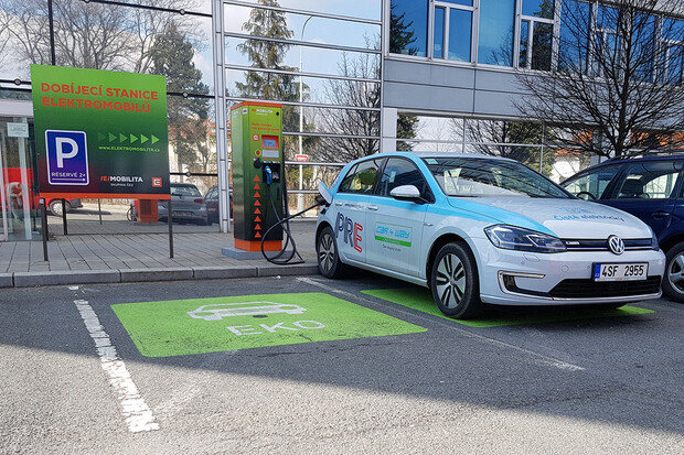 Objem elektřiny odebrané z dobíjecích stanic ČEZ roste. Vloni stoupl o polovinu