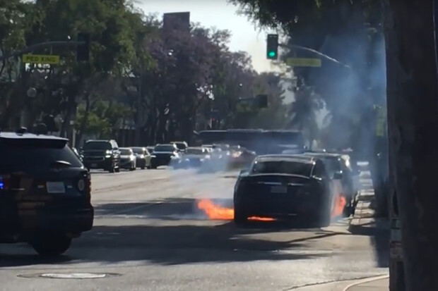 Žádný zjevný náraz, přesto začala Tesla Model S televizního režiséra hořet