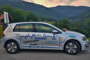 Elektrický Volkswagen e-Golf od E-CARS RENT na celý víkend vyhrávají...