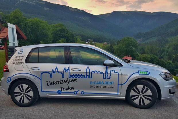 Elektrický Volkswagen e-Golf od E-CARS RENT na celý víkend vyhrávají...