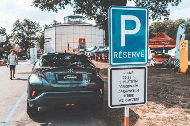 Nejen elektromobily, ale už i hybridy smí v Praze parkovat výhodně. Má to ale háček