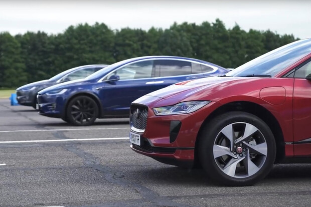 Jaguar I-PACE vs. Tesla Model X v dvojnásobné přesile. Kdo s koho?