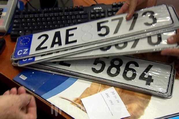 Na našich silnicích vloni přibylo téměř tisíc elektromobilů a plug-in hybridů