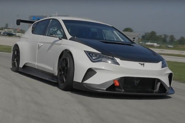 Vydrží Cupra e-Racer nápor závodního okruhu? Vůz právě podstupuje testování