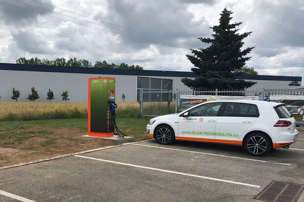 Nabíjecí stanice rostou kolem českých dálnic. Nejnovější fungují na dálnici D5