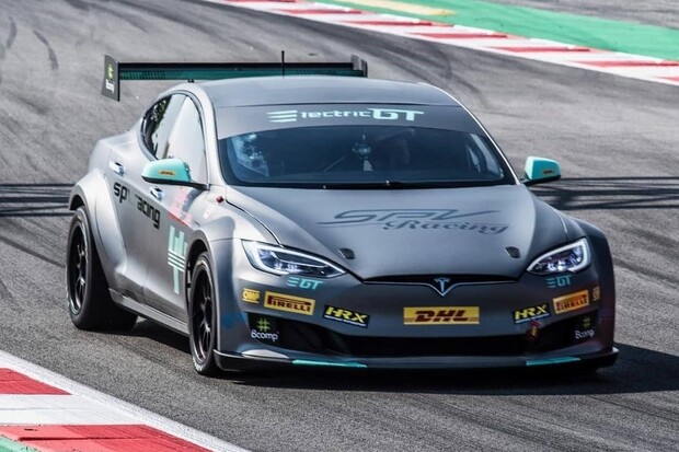 Řidiči závodního Modelu S bojují nejen se soupeři, ale i s přehříváním baterií