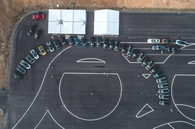 Škola smyku, úhybné manévry či jízda v BMW i8. To byl první sraz majitelů BMW i