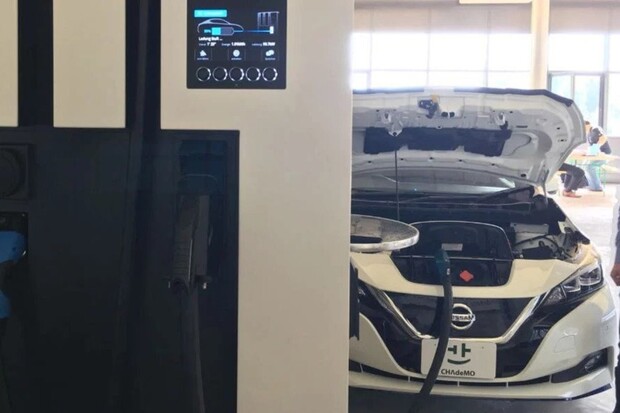 Nový Nissan Leaf e-Plus se 60kWh baterií přistižen při nabíjení