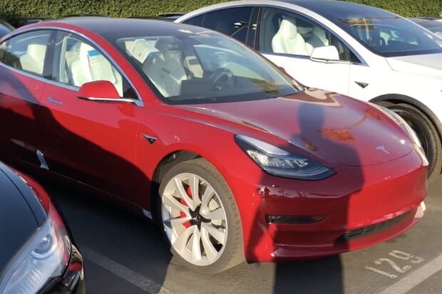 Podívejte se na první video sportovní Tesly Model 3 Performance