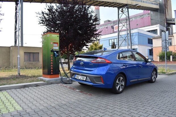 Vyzkoušeli jsme, jak dlouho se nabíjí elektromobil. Výsledek vás možná překvapí
