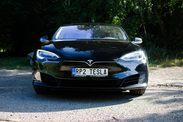 Chcete si za rozumnou cenu vyzkoušet Teslu? U HoppyGo za necelé 3 tisíce můžete