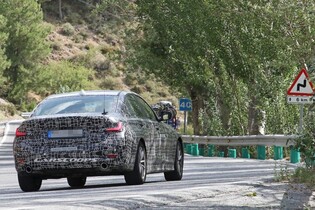 Elektrické BMW řady 3 odchyceno při testování. Proč má konkurent Tesly výfuky?