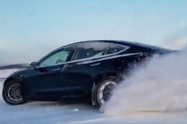 Zkušební řidič Tesly Model 3 si při testování na sněhu užíval jízdu bokem