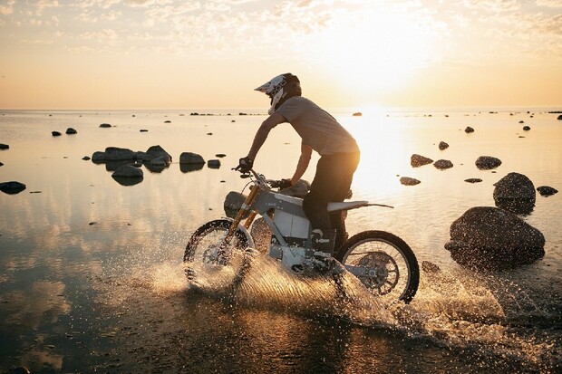 S elektrickými motorkami se roztrhl pytel. Nyní dorazila jedna pro milovníky off-roadu