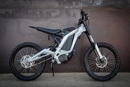 Je libo superlehký e-dirt-bike? Sur-Ron Light Bee je řešení
