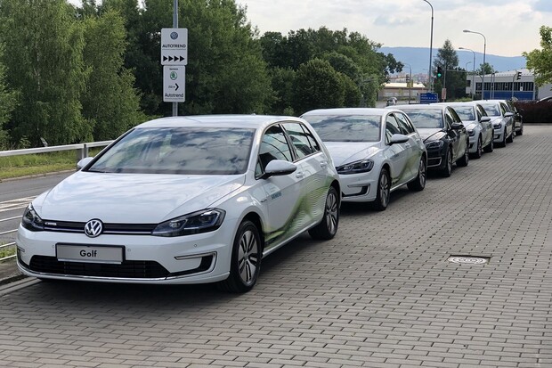 Český Siemens má 6 nových elektromobilů. Do roku 2030 chce zcela bezemisní flotilu