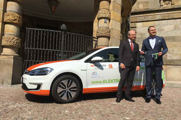 ČEZ zapůjčí elektromobil i Ministerstvu průmyslu a obchodu